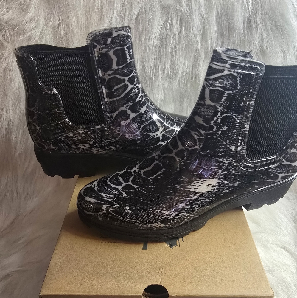 Seven7 rain boots